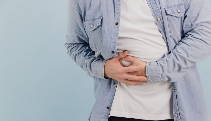 Un homme avec une côte cassée