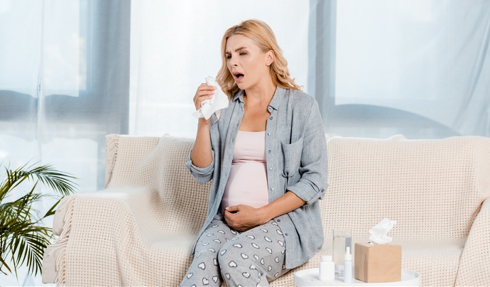 Une femme enceinte avec des allergies