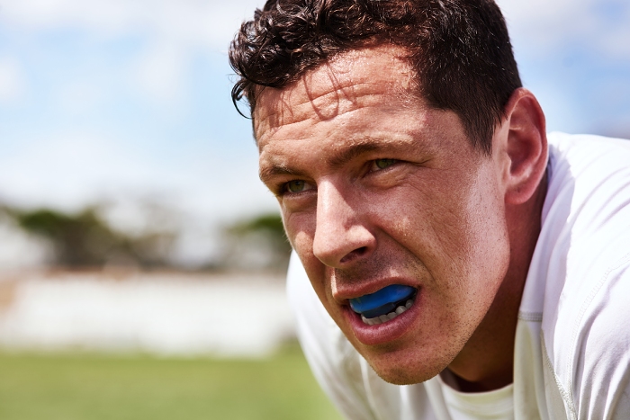 Un sportif avec un protège-dents sur mesure