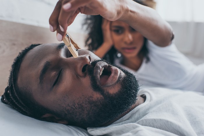 Une personne fait de l'apnée du sommeil et ronfle
