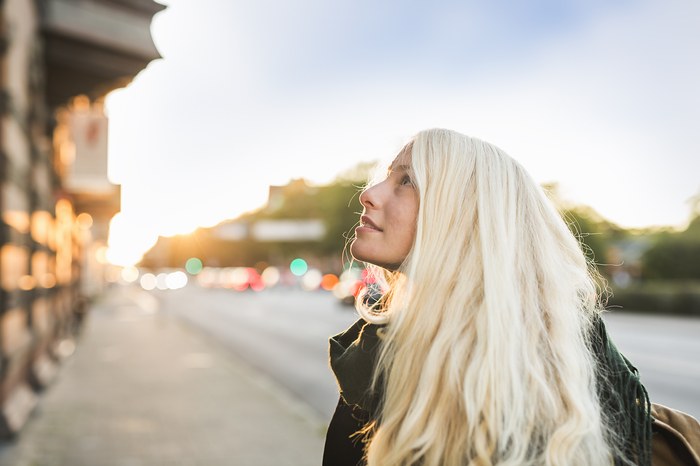 Une personne avec des cheveux blancs qui s'apprête à mettre de la bétadine