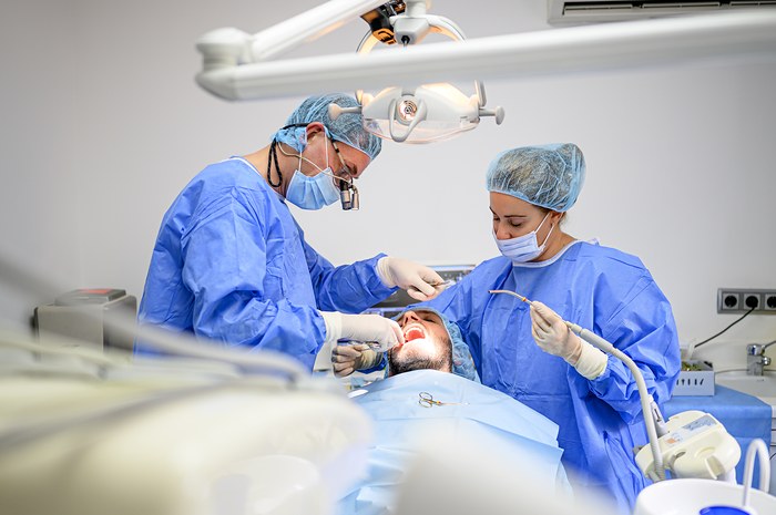Une opération des dents de sagesse