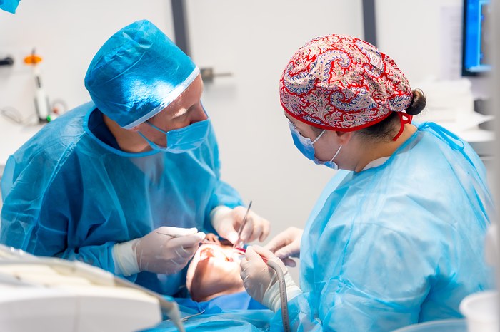 Une opération des dents de sagesse