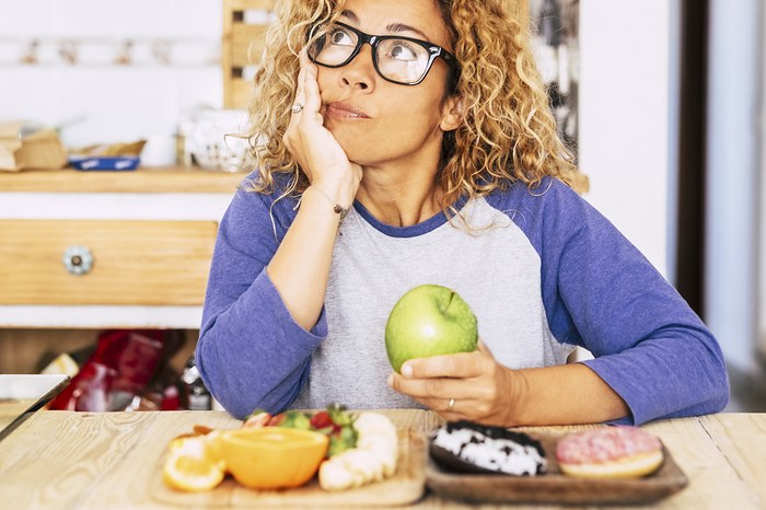 Une personne se demande si elle peut manger des aliments