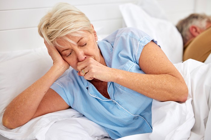 Une personne se réveille avec un reflux gastrique