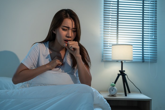 Une personne se réveille avec un reflux gastrique