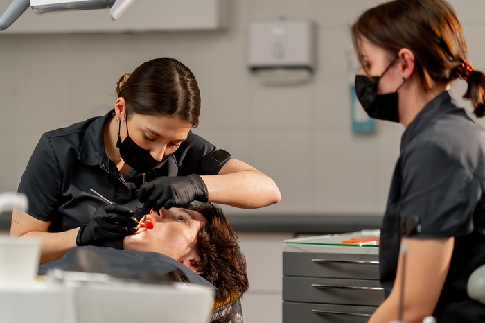 Une pose de crochets dentaires