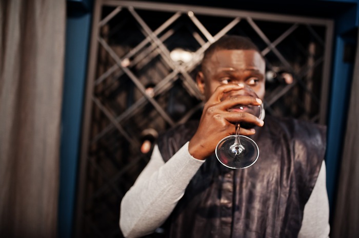 Un homme boit du vin