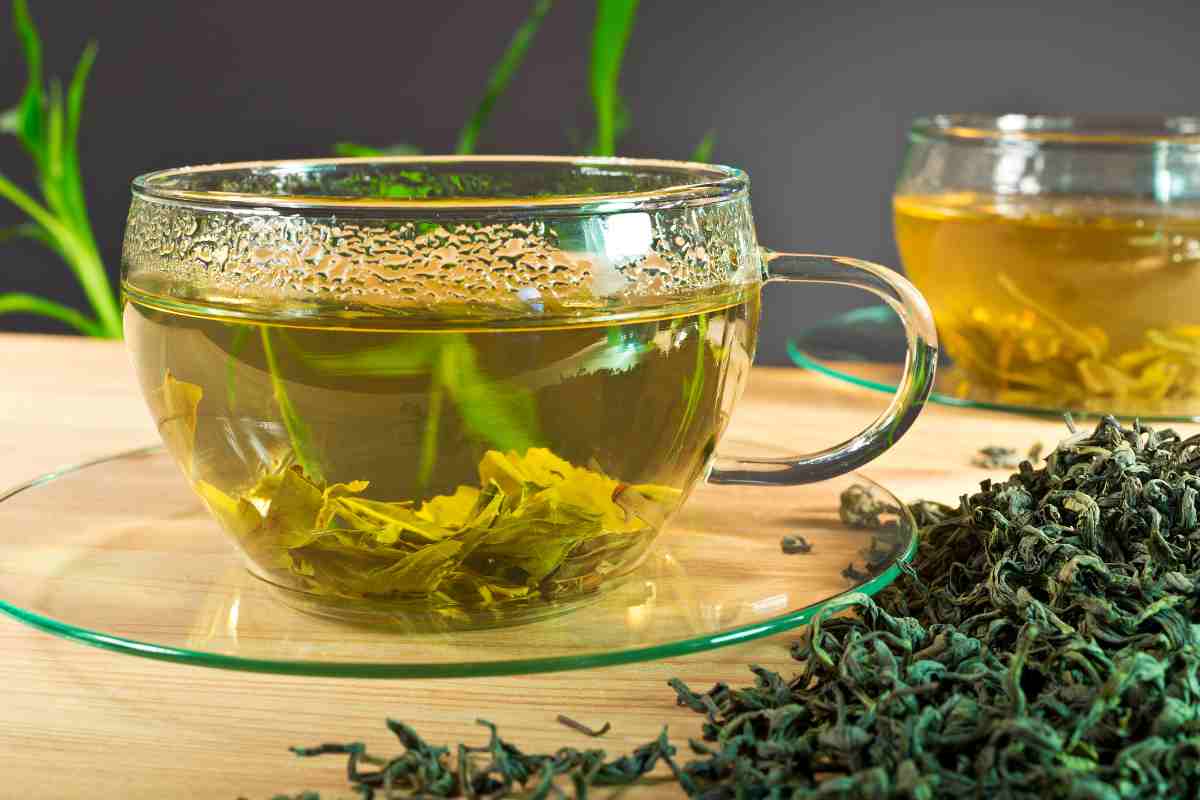 meilleure boissons pour maigrir la nuit : Tisane de plantes drainantes