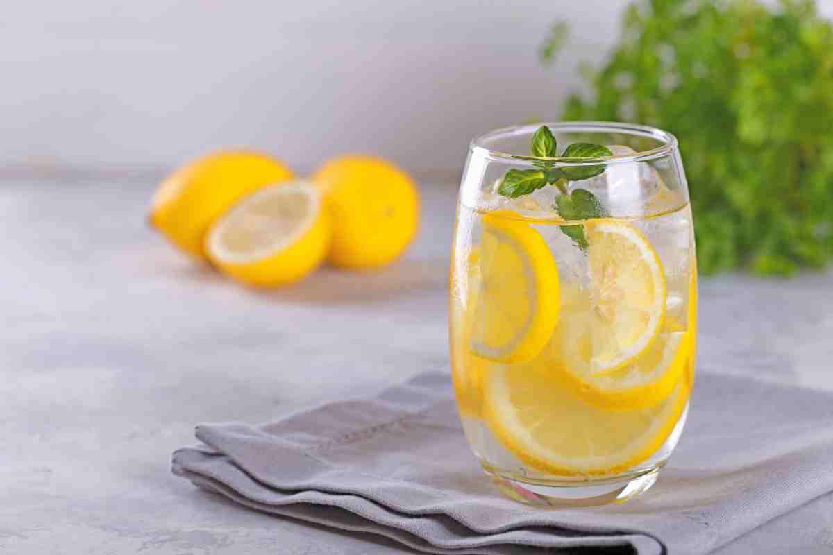 meilleure boissons pour maigrir la nuit : Eau tiède au citron