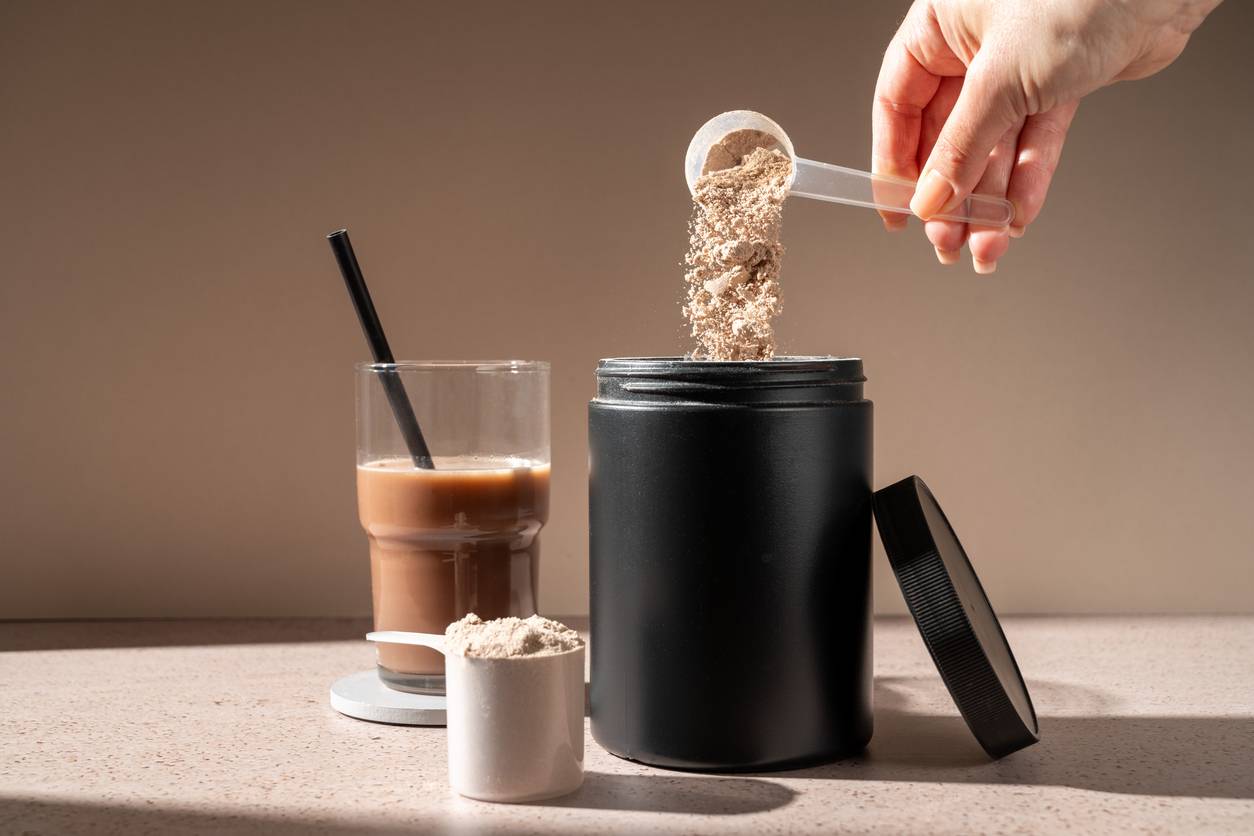 Vous cherchez à prendre du muscle sans accumuler de graisse ? Nous visons la progression mesurable, celle qui transforme chaque séance en construction visible. La whey isolate s'impose alors comme un repère de précision : pureté, digestibilité et rendement protéique. Nous parlons ici d'efficacité sans compromis, avec un produit qui s'intègre naturellement dans un plan alimentaire structuré. Entre récupération et maintien d'une silhouette sèche, elle représente un appui sûr pour équilibrer performance et rigueur. Qu'est-ce que la whey isolate et en quoi se distingue-t-elle ? La whey isolate est issue du lactosérum, filtrée plus finement que la whey concentrée afin d'atteindre environ 90 % de protéines. Ce procédé réduit fortement les glucides, les graisses et le lactose, ce qui rend la poudre plus digeste et mieux tolérée. Son profil nutritionnel précis permet d'ajuster les apports sans déséquilibrer le total calorique, surtout en période de sèche. En pratique, nous la privilégions quand la récupération doit être rapide et que le suivi des macros devient serré. C'est exactement l'usage qu'on retrouve sur certaines formules de whey isolate pour une prise de muscle sèche, pensées pour fournir un apport pur en acides aminés tout en limitant la charge en sucres et en graisses. __________________ image 1 (alt = Mesure de poudre de whey isolate riche en protéines dans une cuillère doseuse) ________________ Les bénéfices de la whey isolate pour prendre du muscle sec Les muscles se construisent à partir des acides aminés essentiels, notamment la leucine, déclencheur direct de la synthèse protéique. Une isolate bien dosée couvre ces besoins et soutient la récupération après l'effort. Sa vitesse d'assimilation en fait une alliée précieuse post-entraînement : les fibres reçoivent les nutriments nécessaires sans attendre, tandis que le métabolisme reste actif. Cette efficacité contribue à maintenir la masse maigre tout en facilitant la perte de masse grasse. En phase de sèche, l'isolate stabilise les repas, rassasie et prévient les fringales. Nous conservons ainsi un apport qualitatif et constant, gage de progression visible sans surcharge calorique. Comment bien intégrer la whey isolate dans votre programme nutritionnel ? Pour l'intégrer au quotidien, le timing reste déterminant : après l'entraînement, en collation entre deux repas ou au petit-déjeuner si celui-ci est léger. Les quantités idéales tournent autour de 20 à 30 g par prise, ajustées selon le poids et la dépense énergétique. Nous conseillons trois usages simples : post-séance : isolate + eau, assimilation rapide, collation : isolate + lait ou boisson végétale, texture plus onctueuse, matin : isolate dans un porridge pour une base nourrissante. Combinée à la créatine ou aux BCAA, elle optimise la reconstruction musculaire sans perturber la digestion. L'objectif reste la constance : un apport stable, régulier, mesurable. Comparaison avec d'autres sources de protéines pour la sèche Comparée à la whey concentrée, l'isolate se distingue par sa pureté et sa digestibilité. Face aux protéines végétales, elle garde un aminogramme complet, tandis que ces dernières nécessitent des mélanges pour couvrir l'ensemble des acides aminés. Enfin, les aliments protéinés naturels comme le poulet, le poisson ou le skyr restent indispensables ; la poudre intervient en complément pratique. Nous parlons donc d'équilibre entre alimentation réelle et supplémentation ciblée. Précautions, effets secondaires et conseils pratiques Une consommation excessive ne renforce pas la progression : nous respectons le besoin réel du corps et répartissons les prises sur la journée. Les personnes sensibles au lactose choisissent une isolate sans trace laitière ou hydrolysée. Côté qualité, on vérifie l'origine du lait, la transparence du pourcentage protéique et la simplicité des additifs. Une whey bien tolérée et constante dans le goût favorise la régularité, facteur clé de résultats durables.